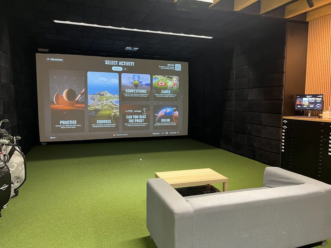 Sala symulatora z TrackMan iO i dużym ekranem