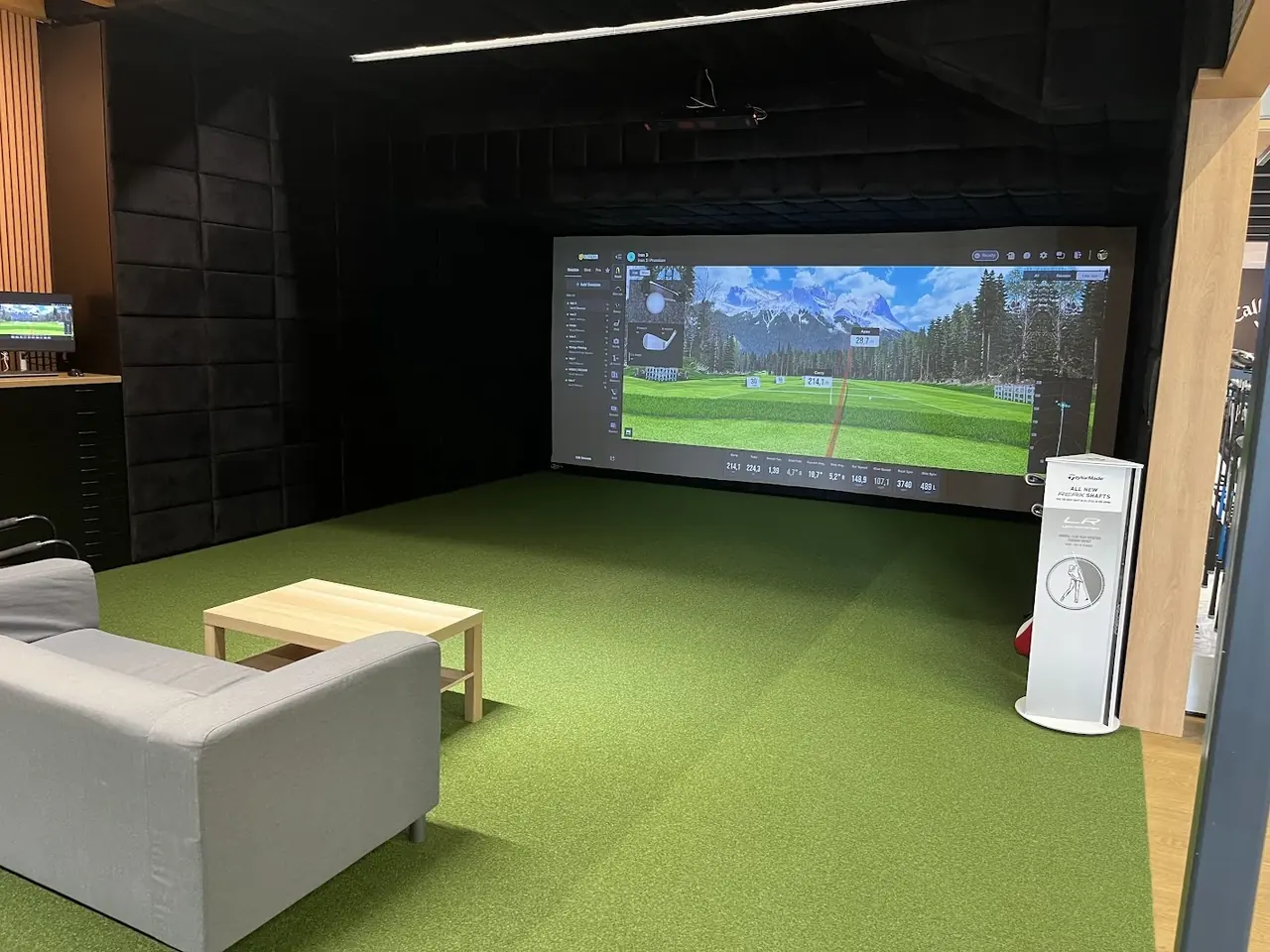 Symulator golfowy Uneekor z ekranem i matą