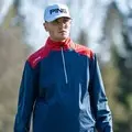 Golfista w kurtce Ping AquaDrive Half-Zip podczas gry