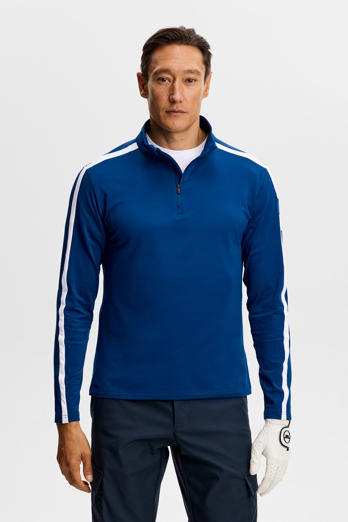 Męska bluza J.Lindeberg Keaton Quarter Zip Mid Layer Estate Blue – widok z przodu na modelu