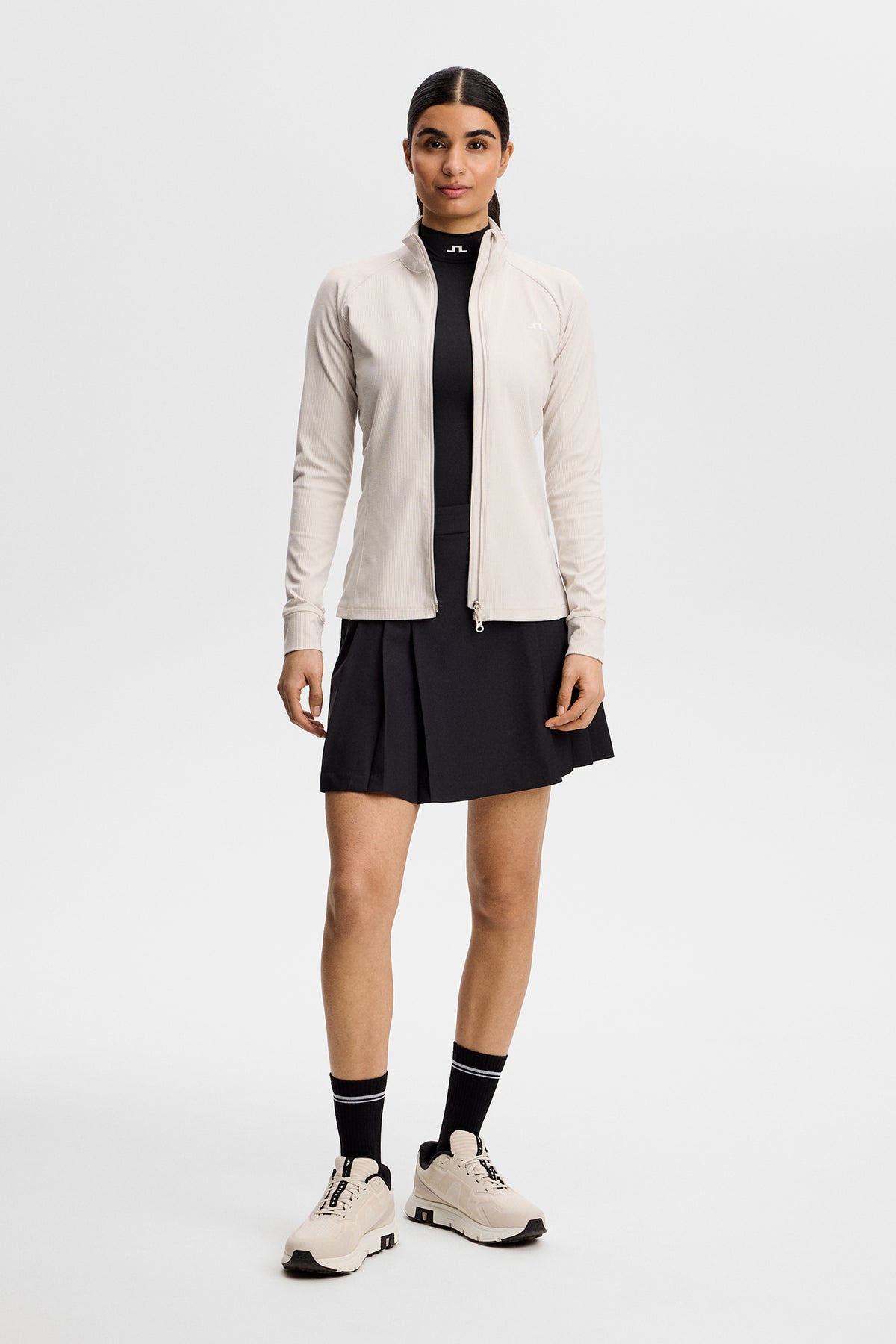 Damska bluza J.Lindeberg Mel Rib Mid Layer Moonbeam – detal materiału na polu golfowym