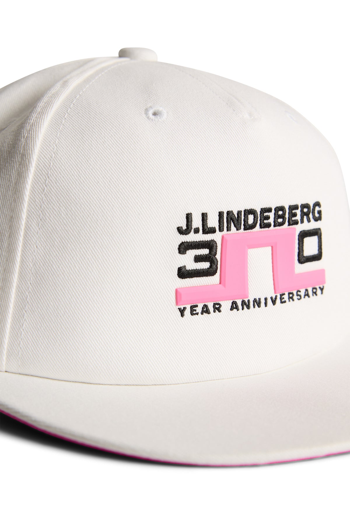 Czapka J.Lindeberg 30Y Cap White – wyrazisty nadruk pod daszkiem