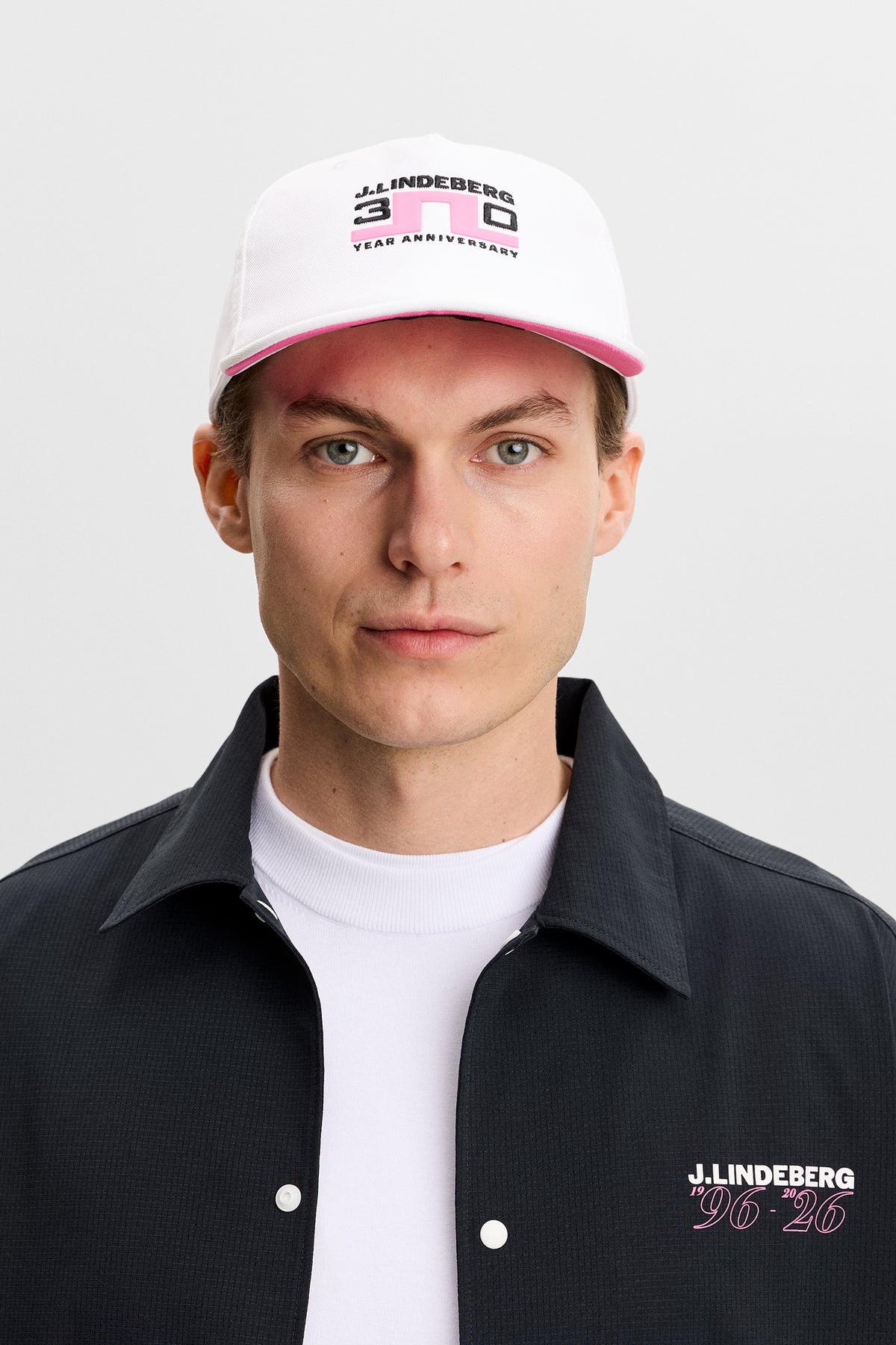 Czapka J.Lindeberg 30Y Anniversary Cap White – detale jubileuszowego znakowania z przodu i z tyłu