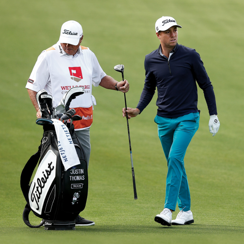 Justin Thomas z torbą Titleist Tour Bag