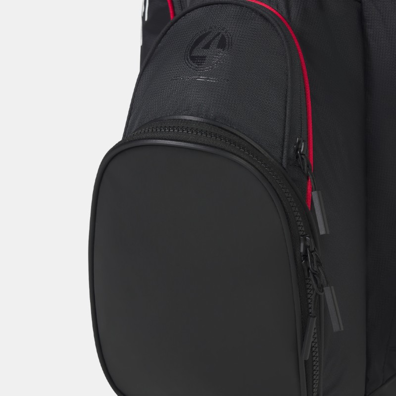 Zoptymalizowane pod kątem przestrzeni kieszenie na piłki i kołeczki w torbie Titleist Players 4 Carbon