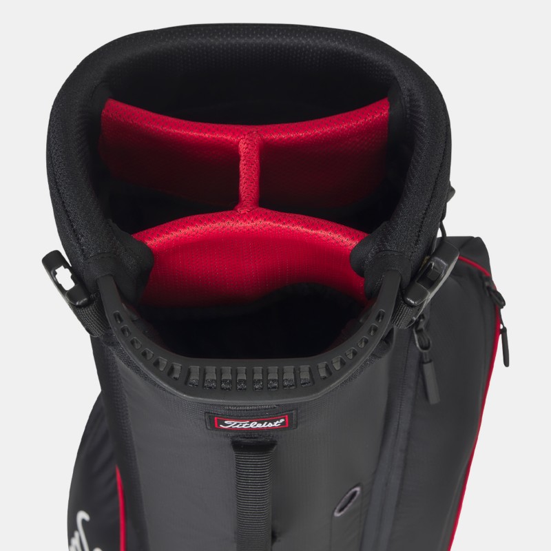 Szczegóły lekkiego 4-komorowego topu w torbie Titleist Players 4 Carbon