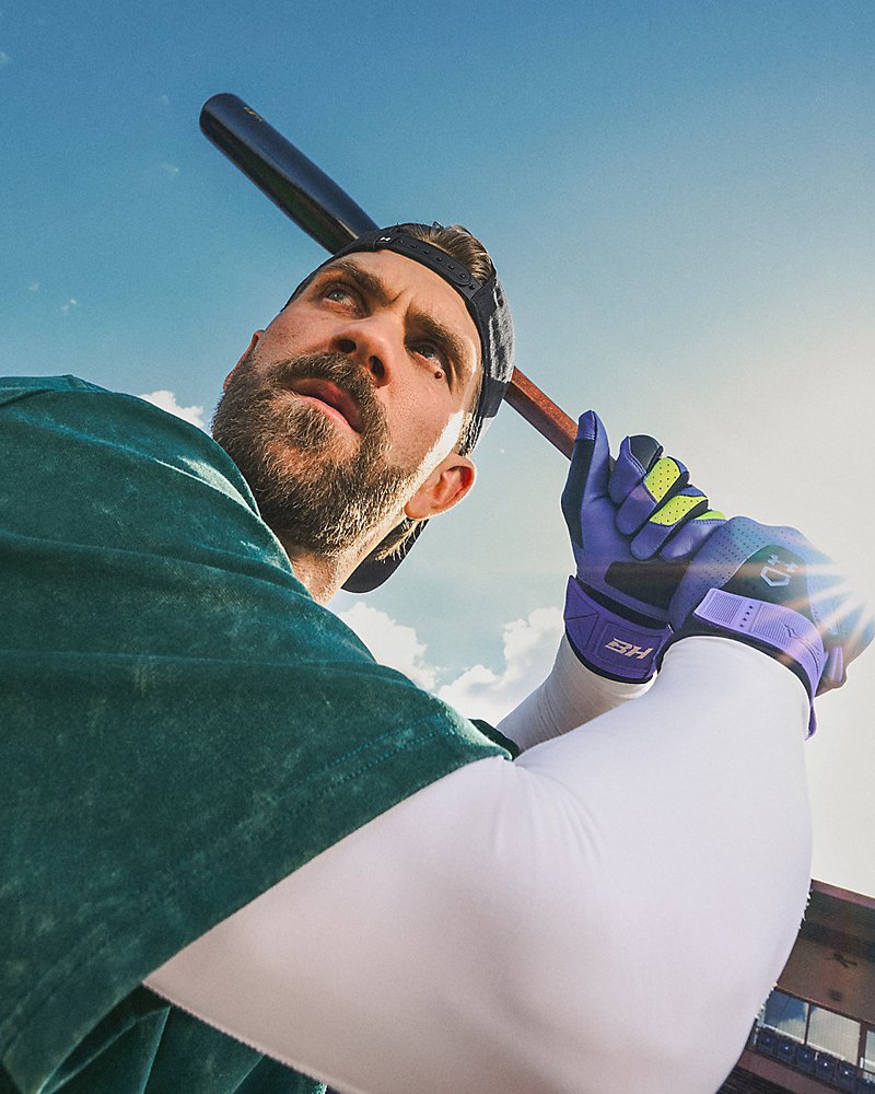 Męska koszulka kompresyjna z długim rękawem Under Armour HeatGear – w akcji, prezentująca zakres ruchu dzięki raglanowym rękawom