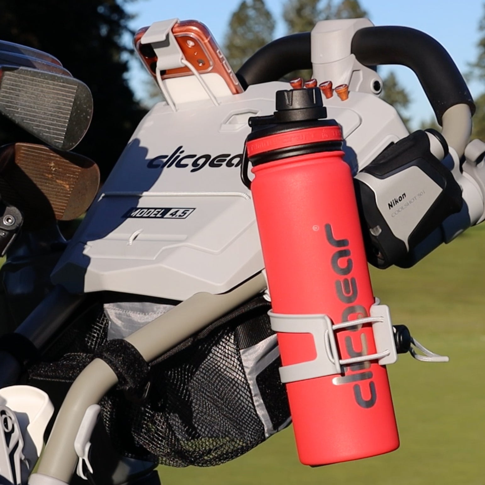 Butelka na wodę Clicgear w użyciu na polu golfowym
