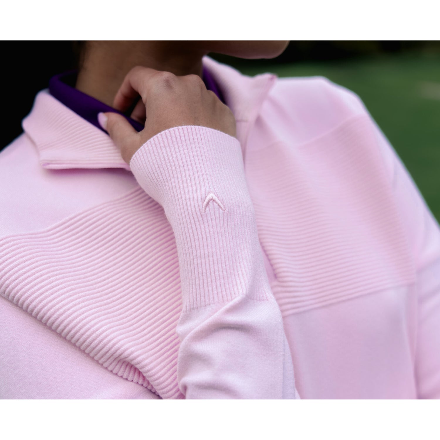 Zbliżenie na prążkowaną teksturę dzianiny na swetrze Callaway Soft Stretch Zip-Neck w kolorze Cherry Blossom