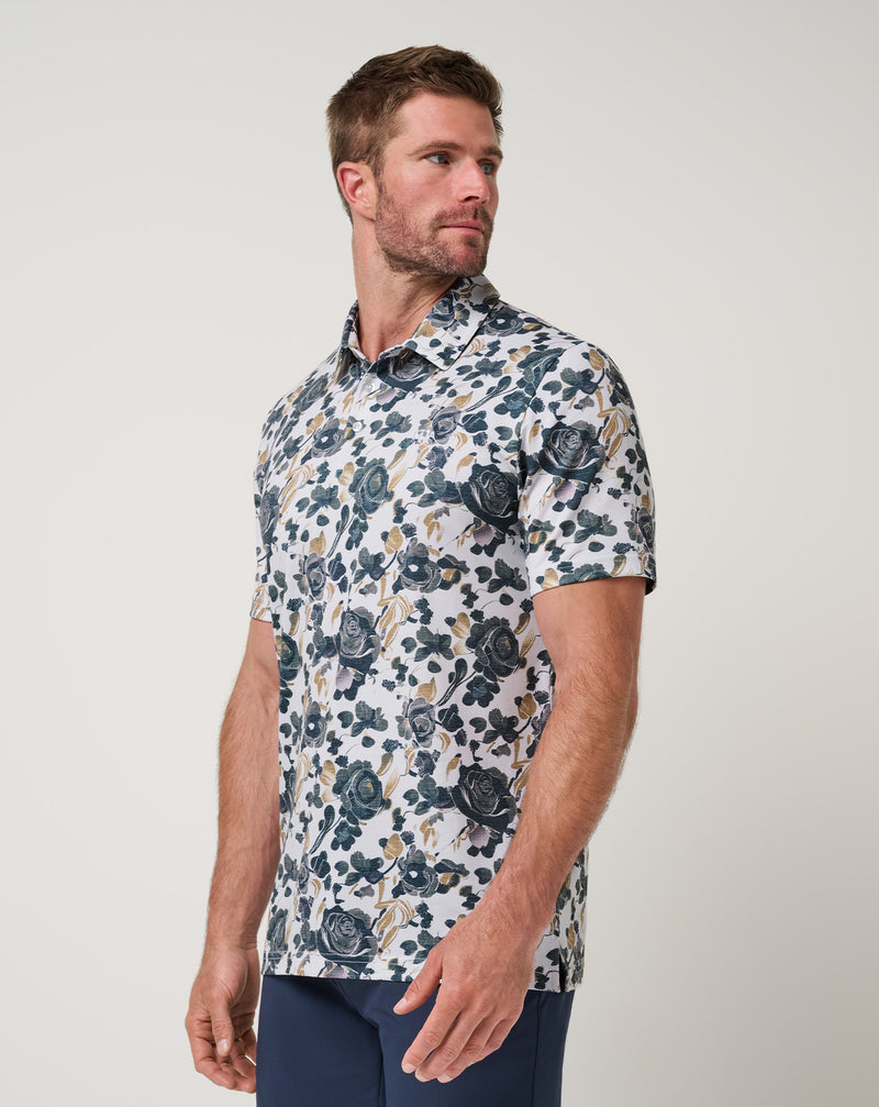 Travis Mathew Featherweight Villa Polo – szczegóły kwiatowego nadruku na białym tle