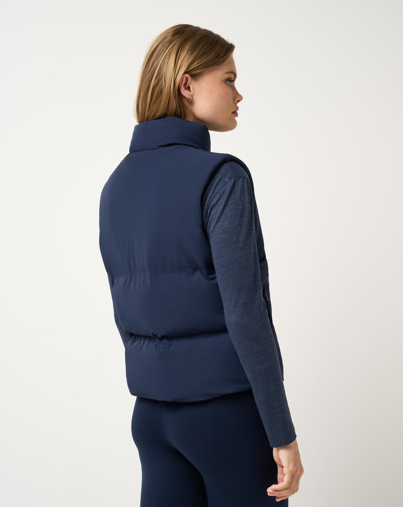 Travis Mathew Moontide Bonded Vest 2.0 – szczegóły poziomego panelowania klejonego