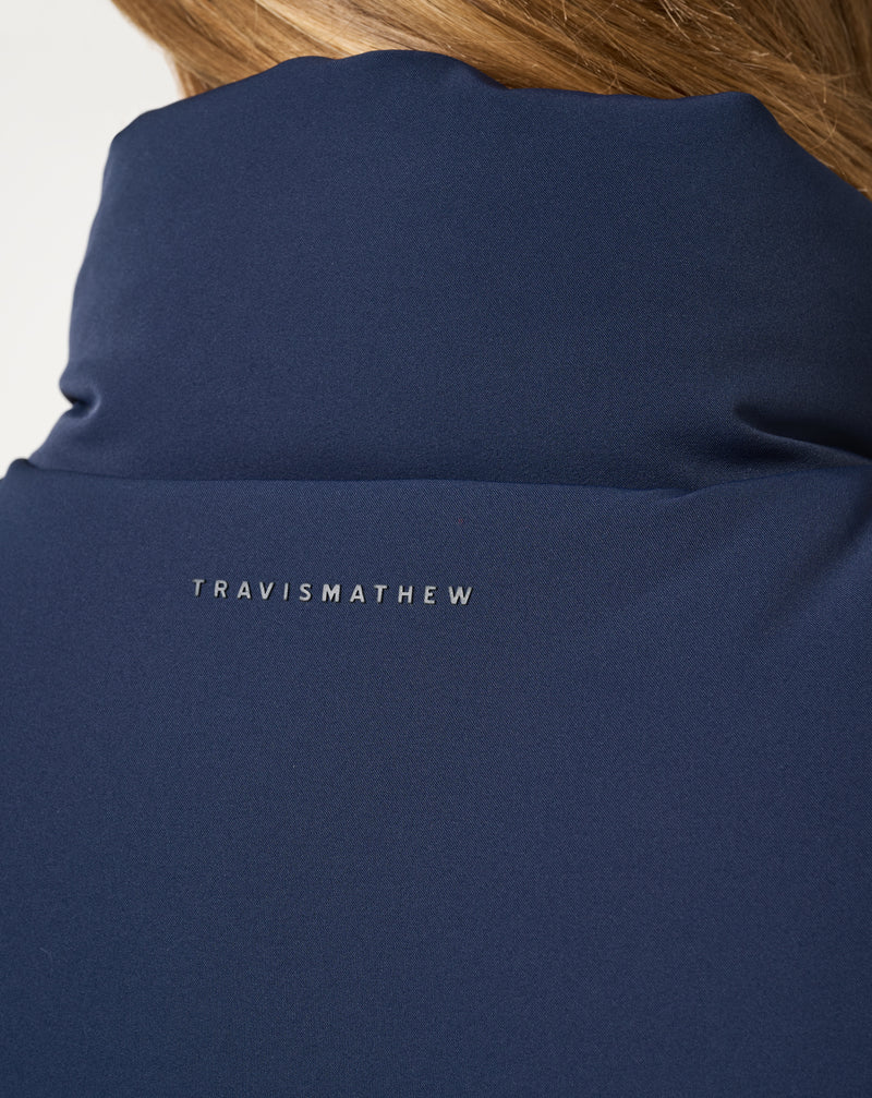 Travis Mathew Moontide Bonded Vest 2.0 – regulowany dół ze ściągaczem i kieszenie na zamek