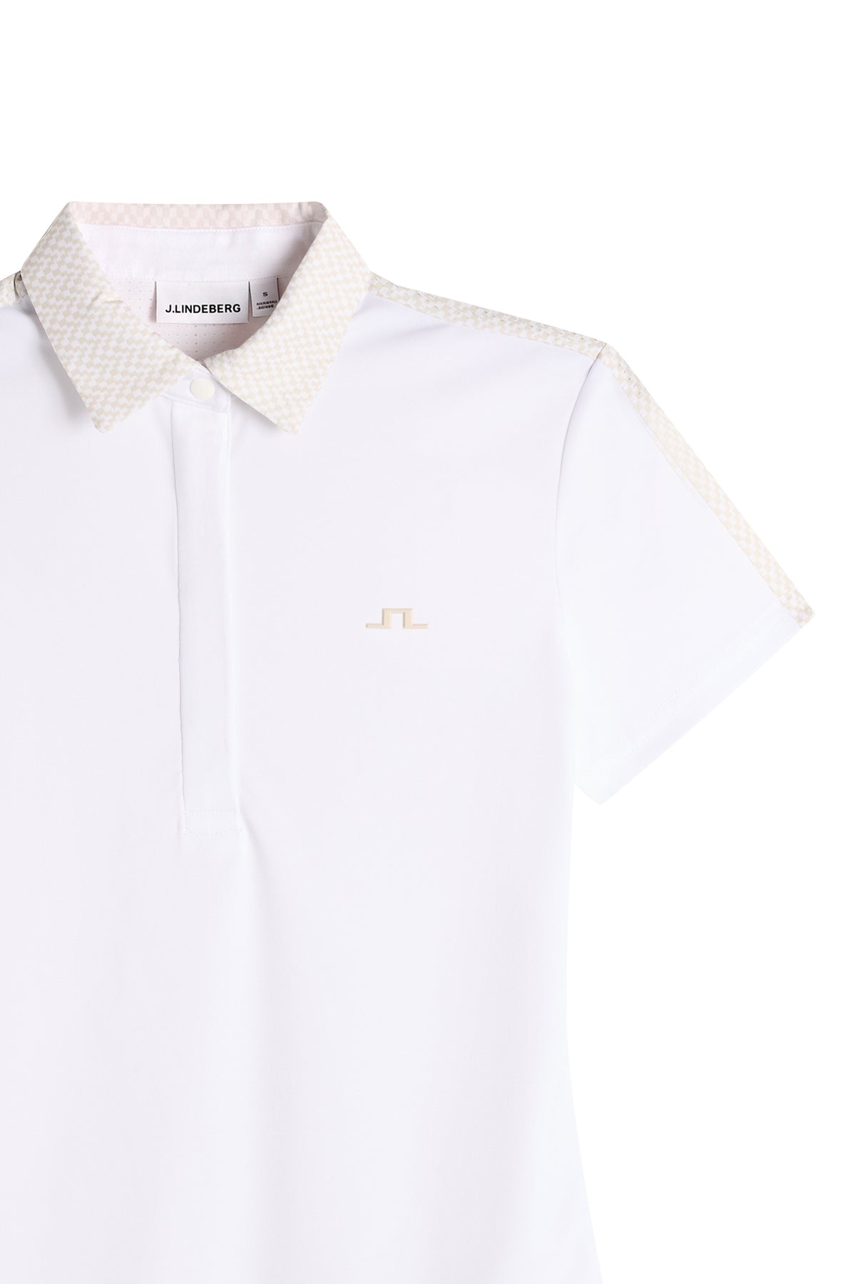 J.Lindeberg Cara Polo Print White – widok lifestyle'owy pokazujący polo w akcji na polu golfowym
