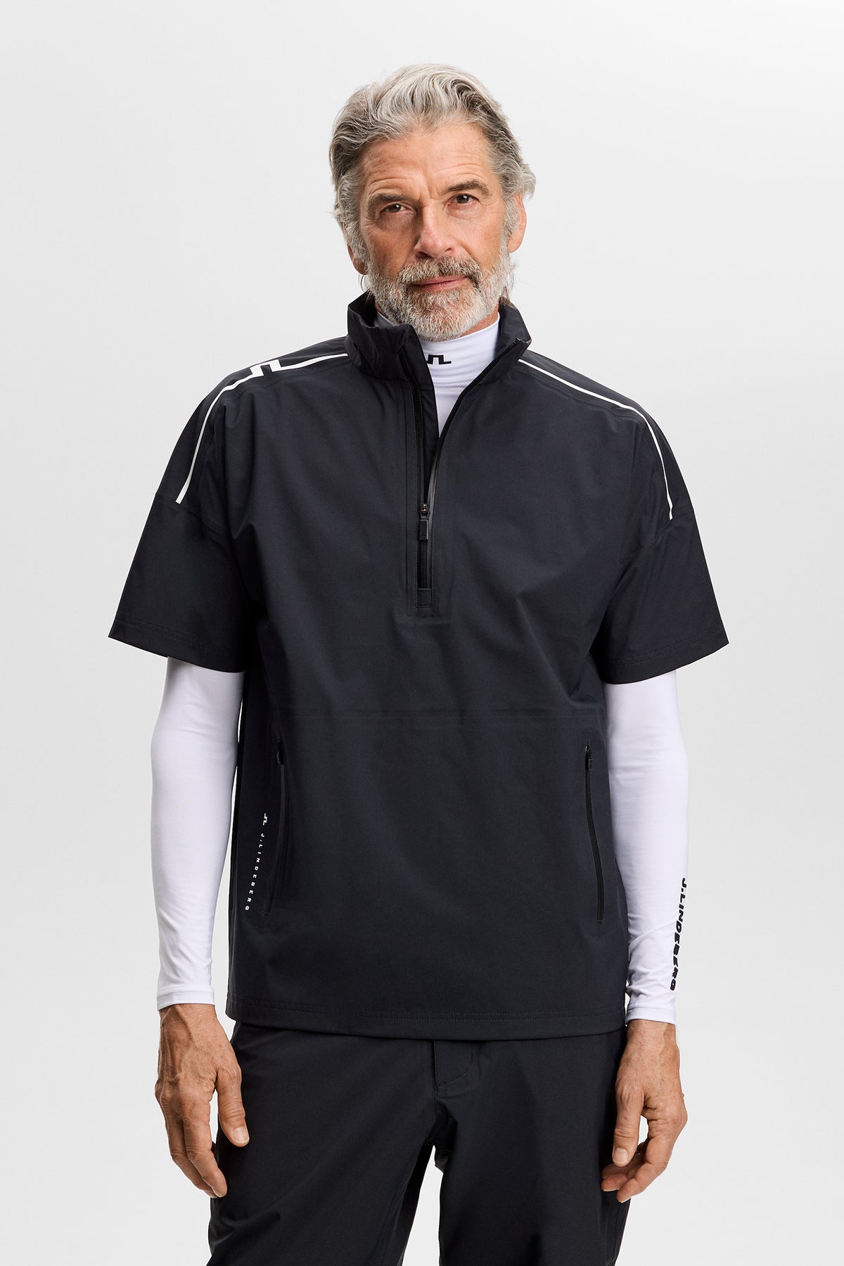 J.Lindeberg Shay Rain Shirt Black – widok z tyłu pokazujący pasek JL Bridge na ramieniu