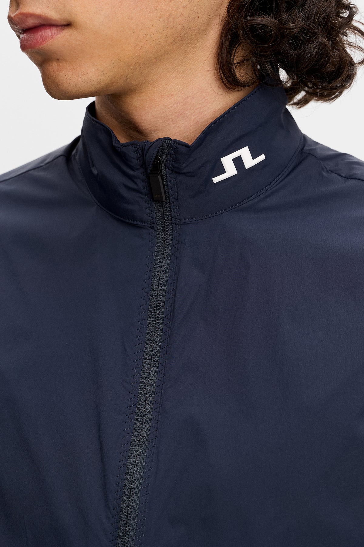 J.Lindeberg Tour Tech Packable Vest JL Navy – szczegóły bocznej kieszeni i zamka