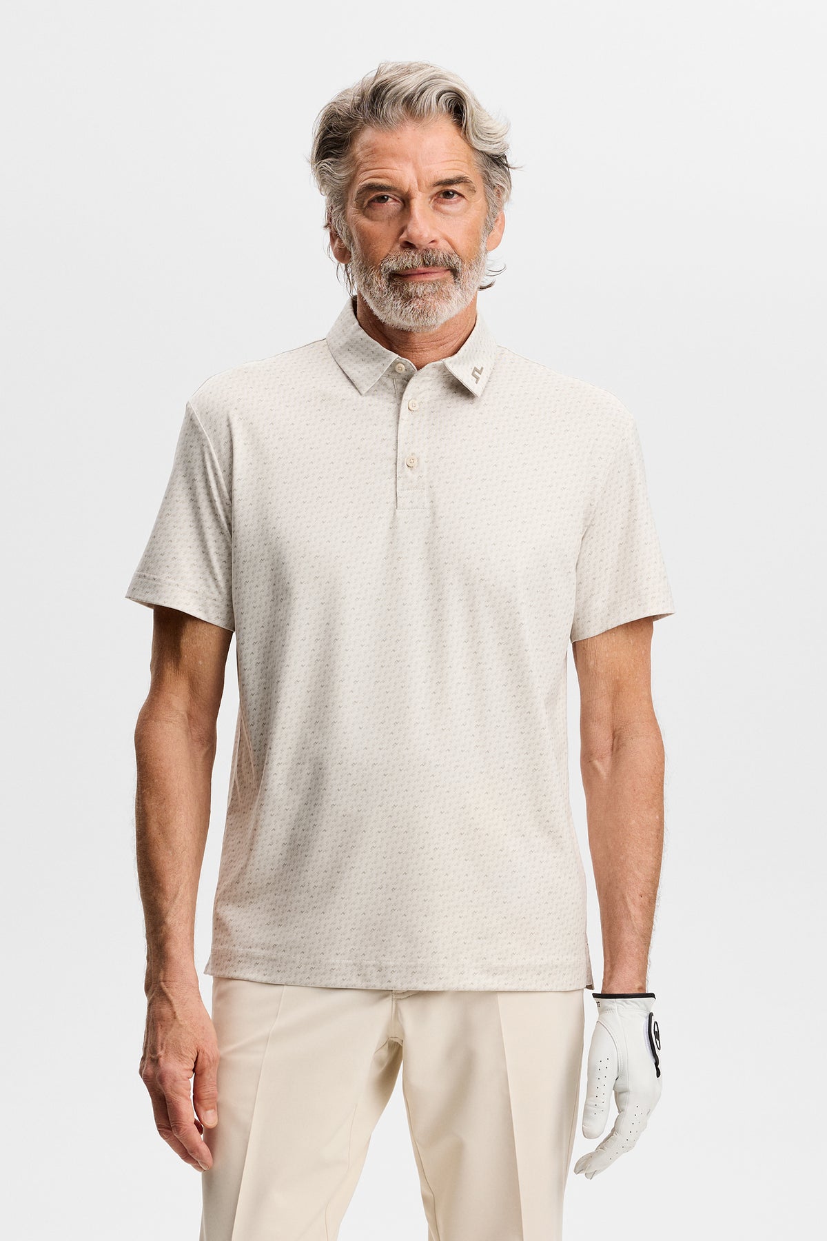 Polo J.Lindeberg Tod Print Bias Bridge Micro Moon Brindle – szczegół pokazujący kołnierzyk z tego samego materiału i plisę z trzema guzikami