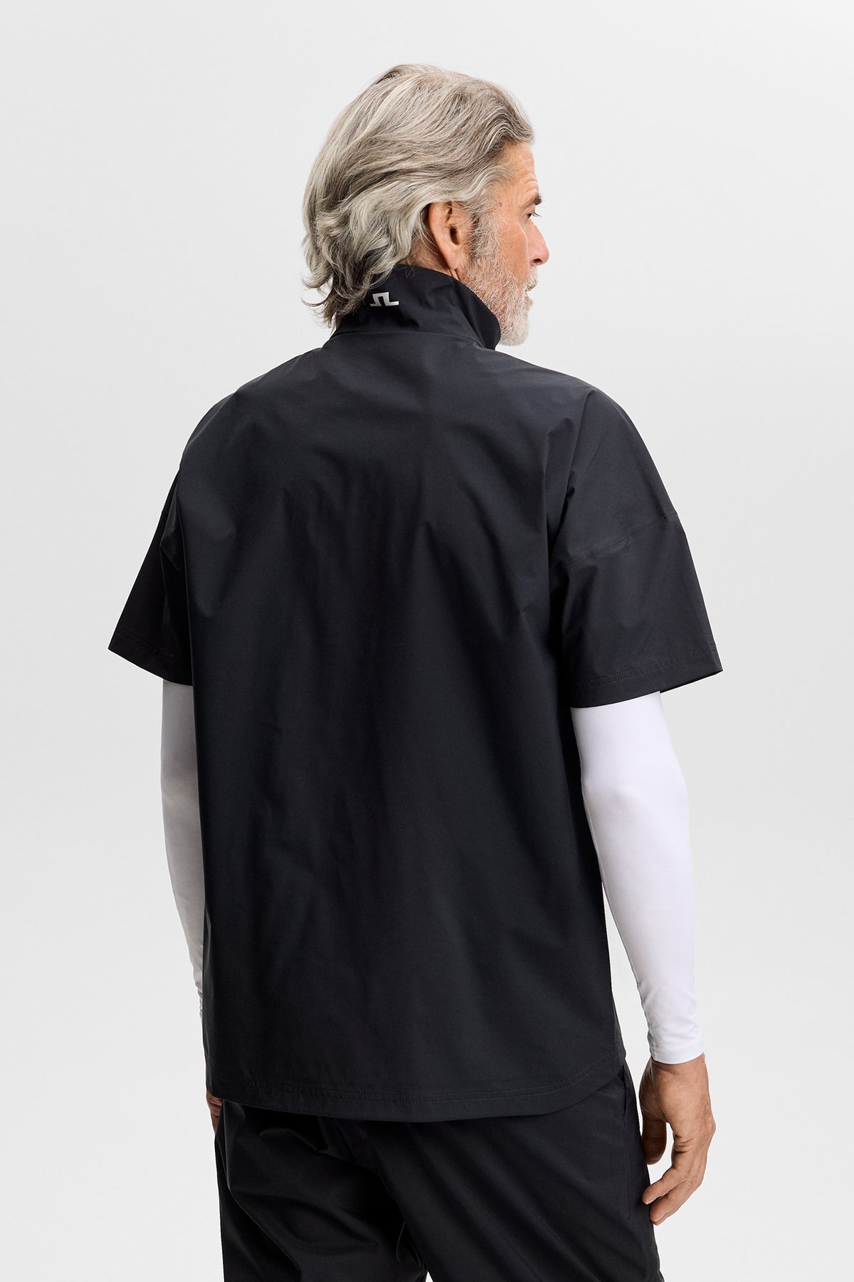 J.Lindeberg Shay Rain Shirt Black – widok z boku pokazujący opływową sylwetkę i logo