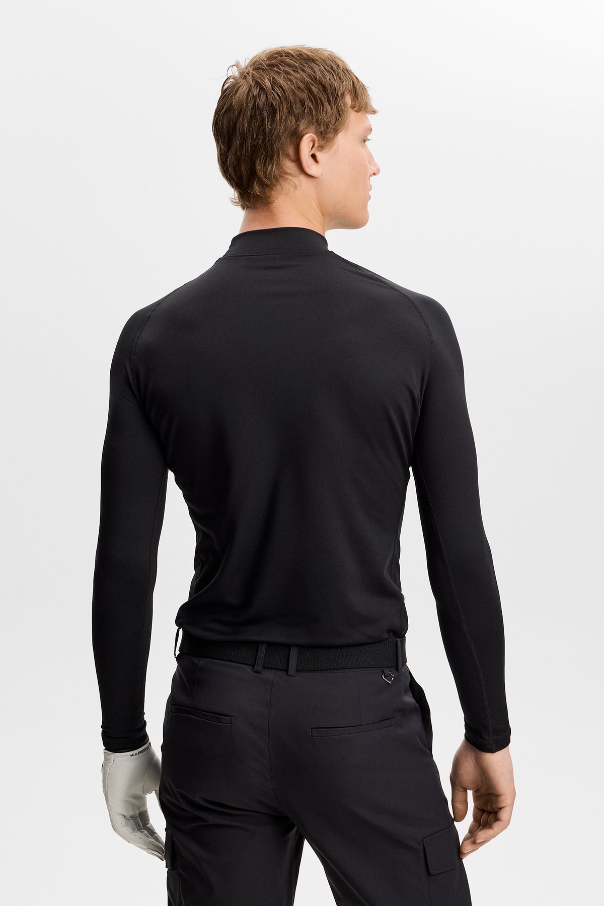 J.Lindeberg Ello Brushed Top Black – szczegóły wysokiego kołnierza chroniącego przed wiatrem