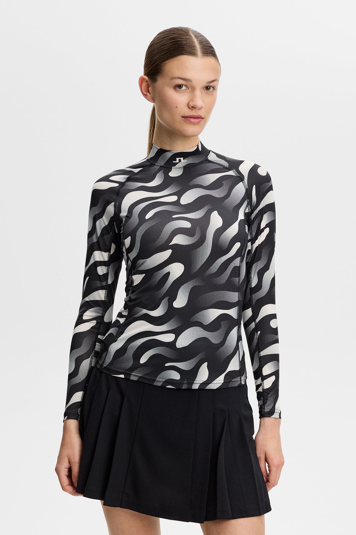 J.Lindeberg Ella Print Compression Top Bunker Fade Black Moonbeam - widok z boku na polu golfowym