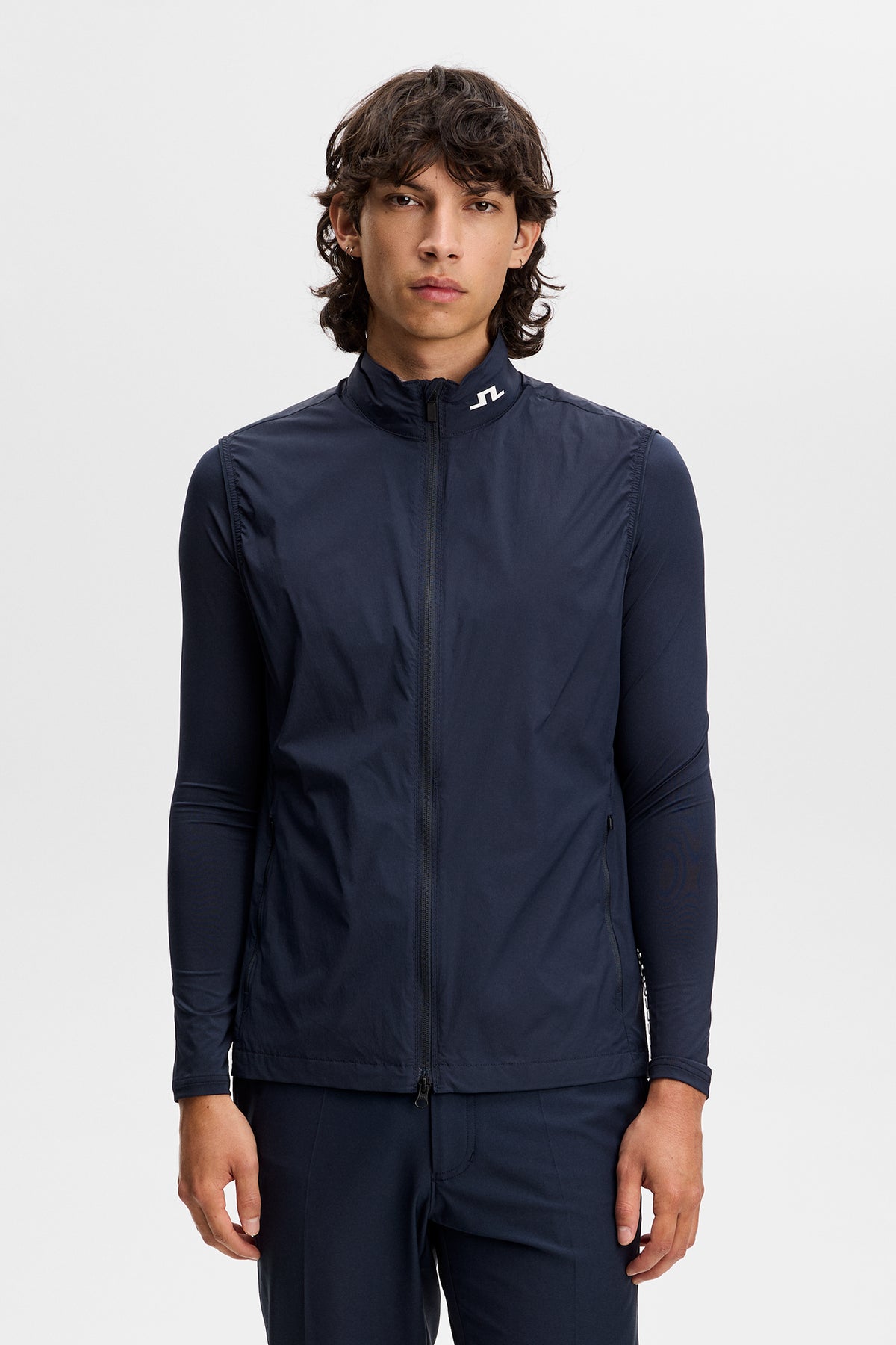 J.Lindeberg Tour Tech Packable Vest JL Navy – widok z przodu na polu golfowym