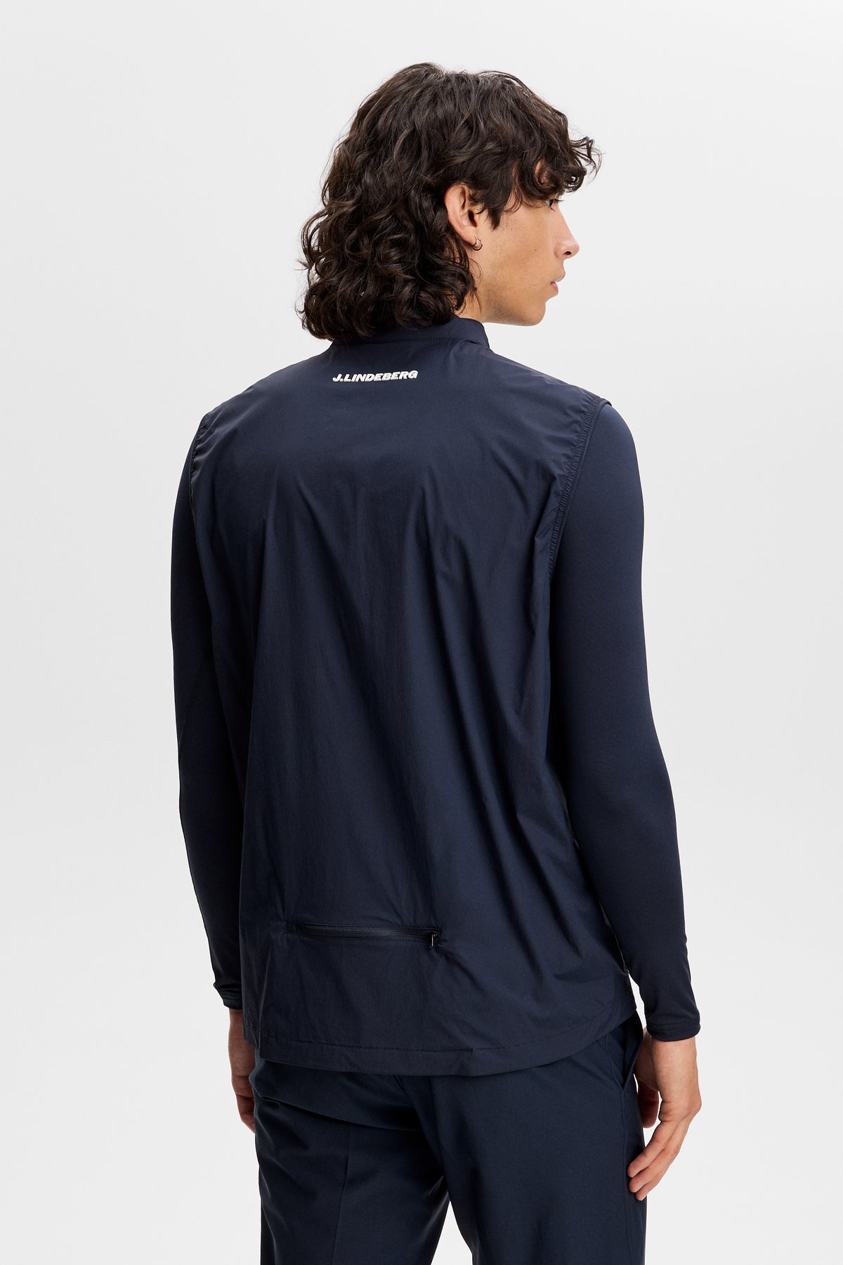 J.Lindeberg Tour Tech Packable Vest JL Navy – szczegóły pakowalnej tylnej kieszeni