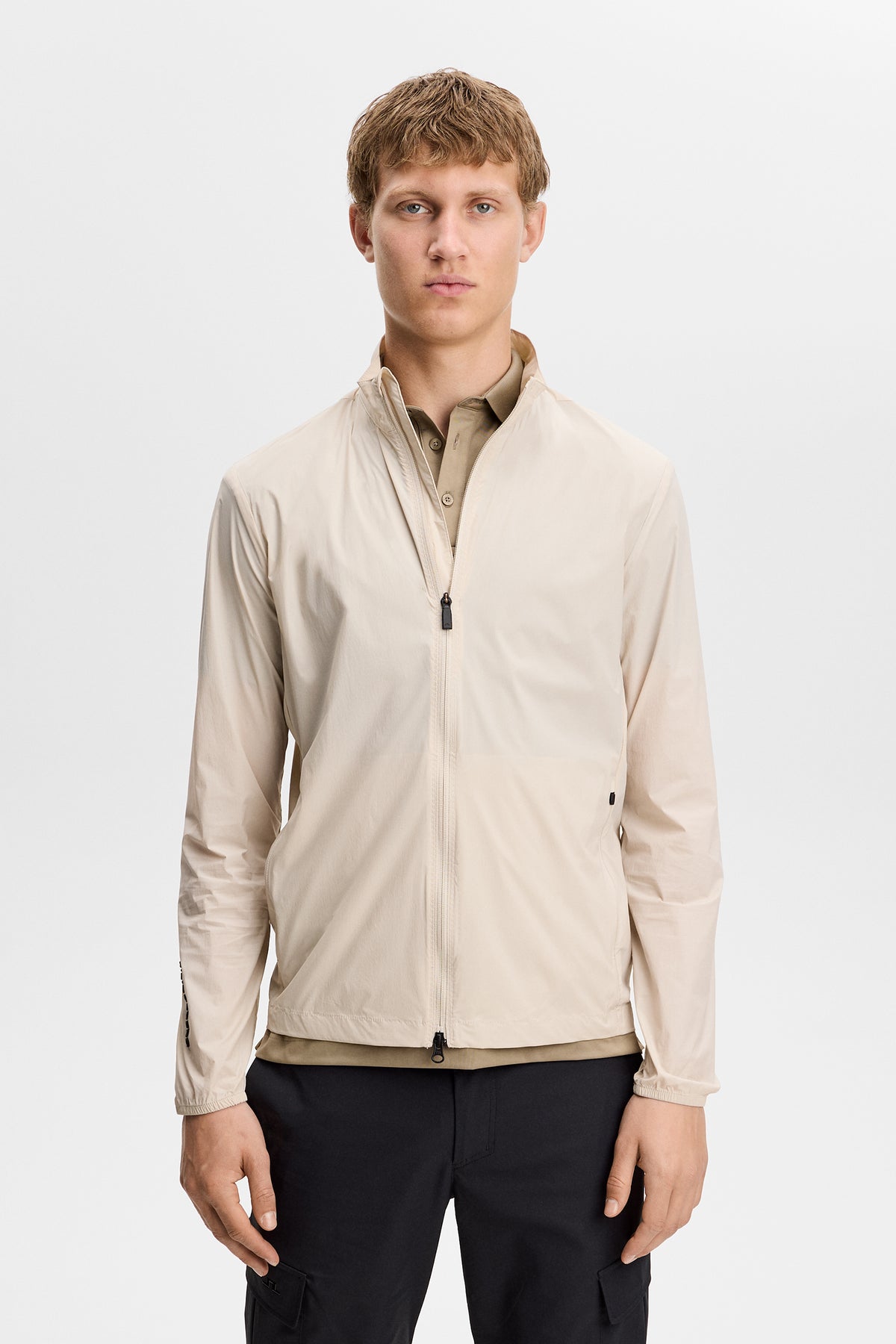 J.Lindeberg Tour Tech Packable Jacket Moonbeam – front detail showing Flex Tech 2.0 fabric and zipper