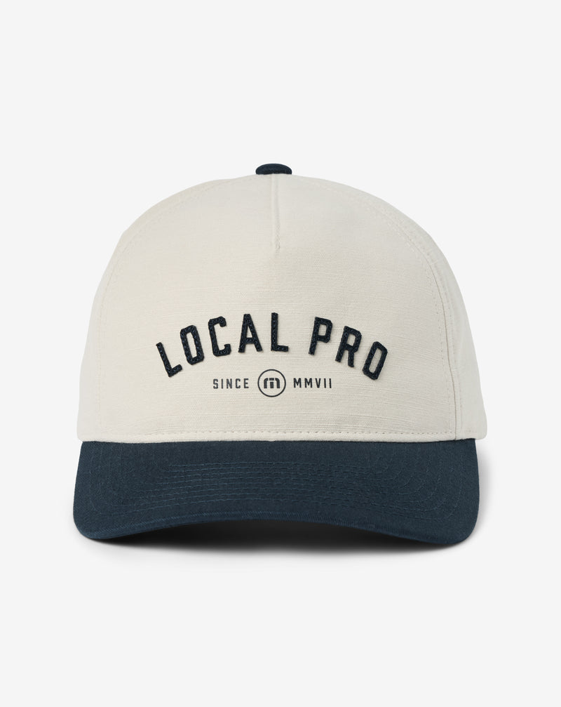 Travis Mathew Local Pro Snapback Hat – widok z przodu, biała