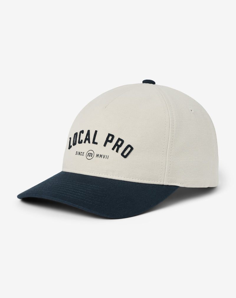 Travis Mathew Local Pro Snapback Hat – profil boczny, biała