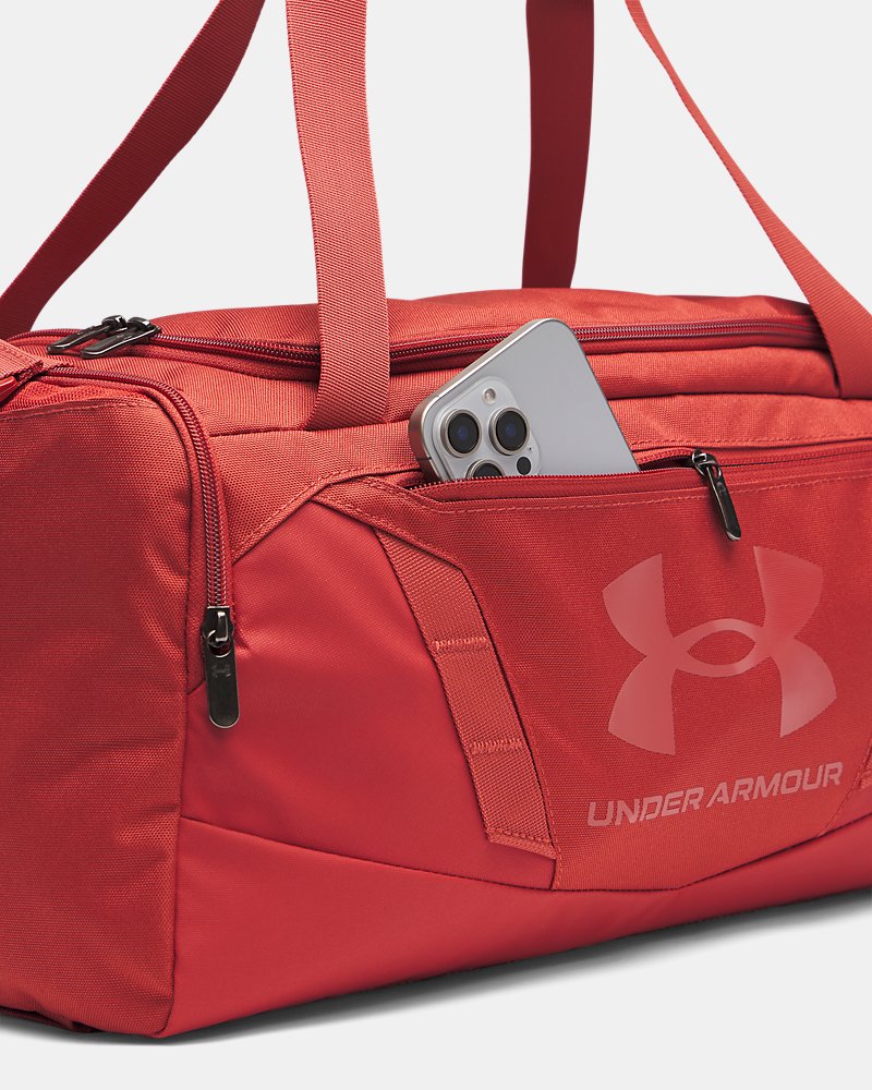 Szczegóły przedniej kieszeni torby UA Undeniable 5.0 XS Duffle