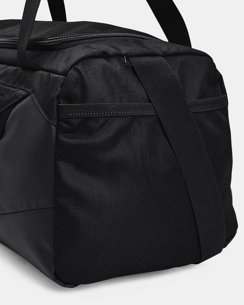 Wentylowana kieszeń na buty i pranie w torbie UA Undeniable 5.0 XS Duffle